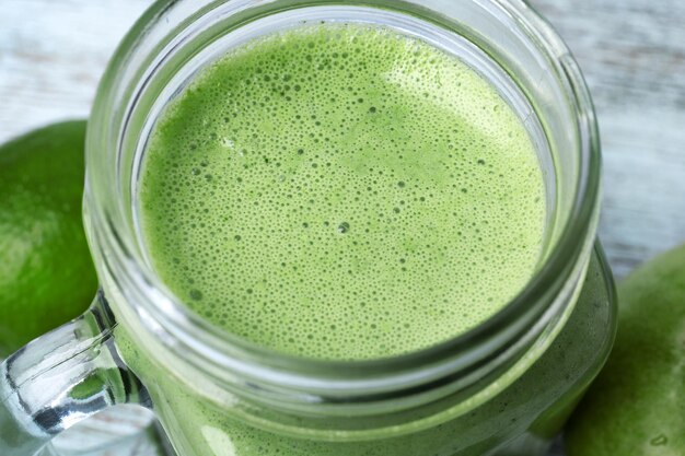 Mason jar de jugo verde saludable con frutas closeup