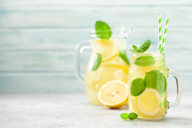 Mason Jar und Krug mit Zitrone und Minze hausgemachte Limonade Mit Kopierplatz