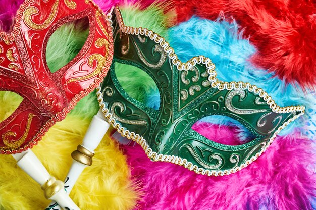 Masquerade carnaval verde e vermelho, máscara veneziana em fofo colorido