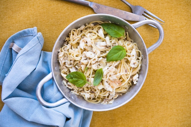 Massa carbonara caseira clássica com queijo parmesão duro de ovo pancetta e molho de creme Cozinha italiana Espaguete alla carbonara