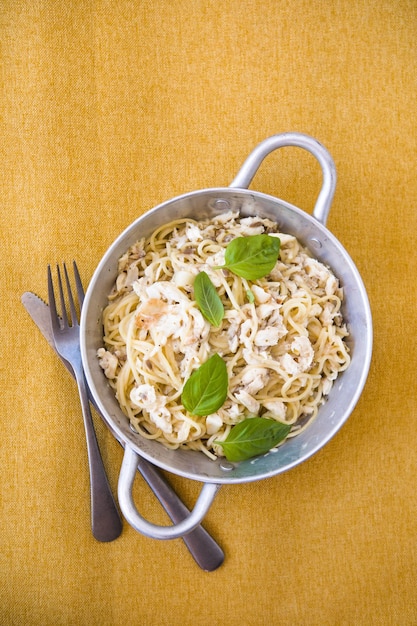 Massa carbonara caseira clássica com queijo parmesão duro de ovo pancetta e molho de creme Cozinha italiana Espaguete alla carbonara