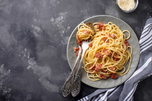 Massa carbonara com bacon e parmesão