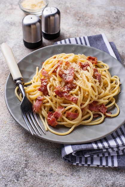 Massa Carbonara com bacon e parmesão