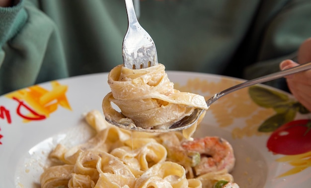 Massa carbonara em um prato branco Cozinha tradicional italiana