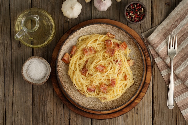 Massa carbonara. espaguete com bacon, ovo, queijo parmesão.