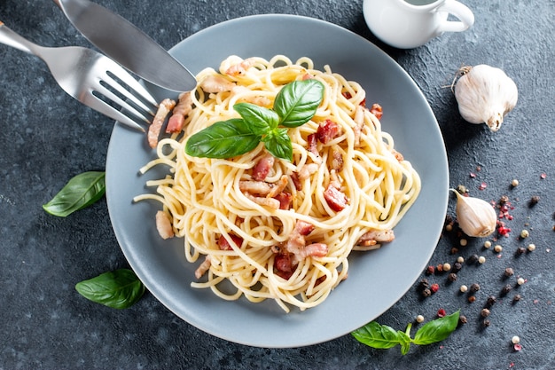 Massa carbonara. espaguete com pancetta, ovo, queijo parmesão e molho de natas. cozinha tradicional italiana. vista do topo.