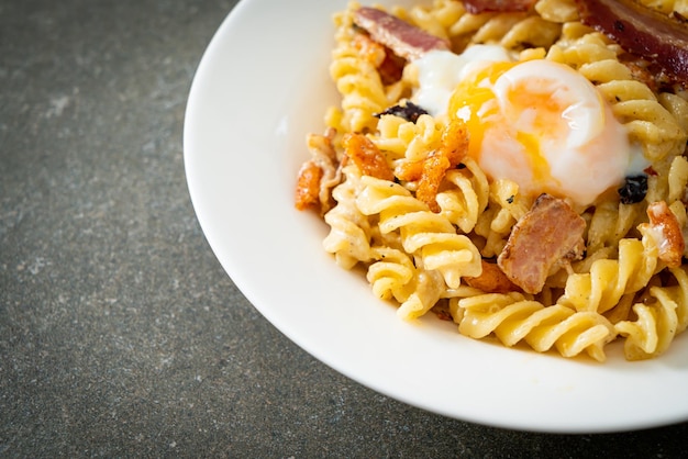 Massa carbonara fusilli bacon picante