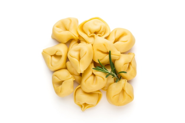 Massa caseira crua, tortellini com ervas.