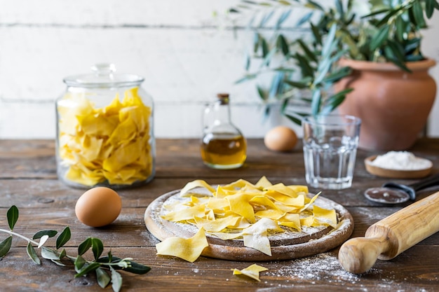 Massa caseira Maltagliati na tábua com ingredientes