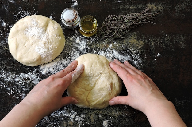 Massa caseira para pão ou pizza. Doces italianos.