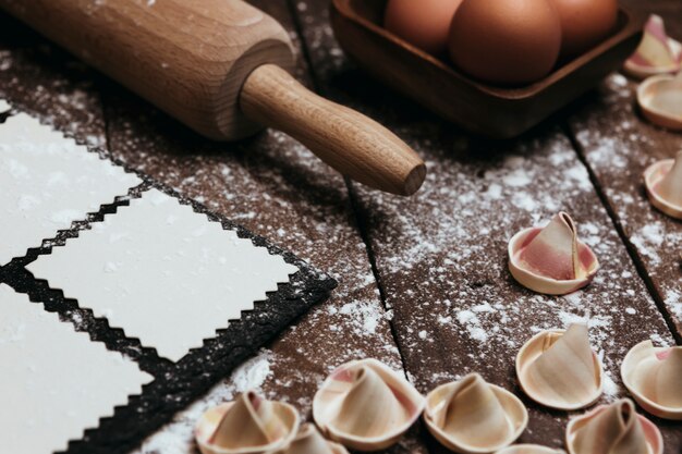 Massa caseira preparada sobre uma mesa rústica