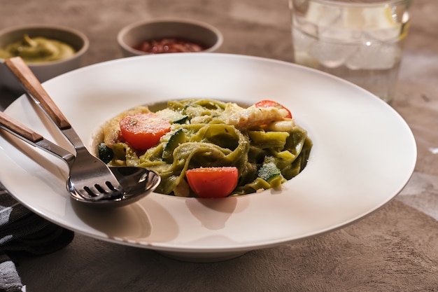 Massa caseira tagliatelle com abobrinha, tomate e bacalhau