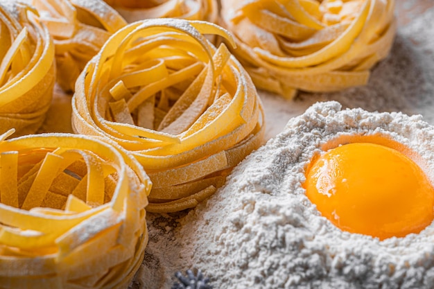 Massa clássica italiana fettuccine feita em casa de acordo com receitas tradicionais italianas