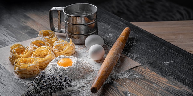 Massa clássica italiana fettuccine feita em casa de acordo com receitas tradicionais italianas