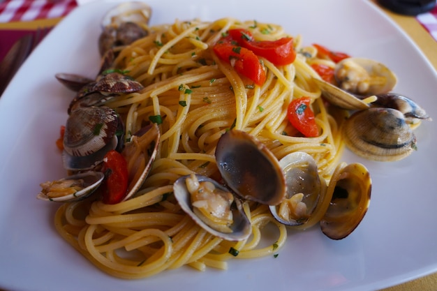 Massa com moluscos. Spaghetti alle Vongole Massa de frutos do mar com amêijoas.