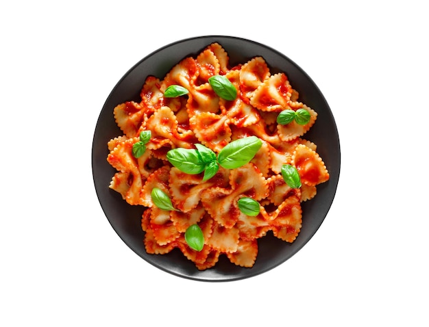 Massa cozida farfalle italiano com molho de tomate e folhas verdes de manjericão vista superior isolada em fundo branco com traçado de recorte