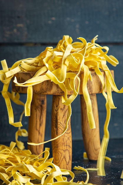 Massa crua comida caseira tagliatelle artesanal de trigo duro refeição fresca lanche na mesa copie o espaço