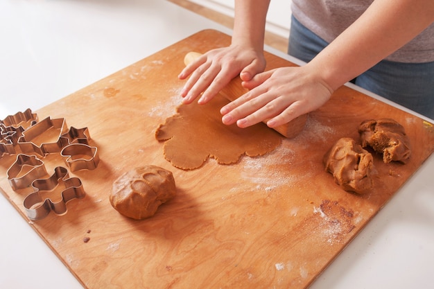 Massa crua, cortador de biscoitos e rolos para biscoitos de Natal