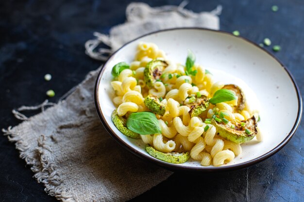 Massa de abobrinha vegetais e macarrão sem carne porção fresca pronta para comer refeição lanche na mesa