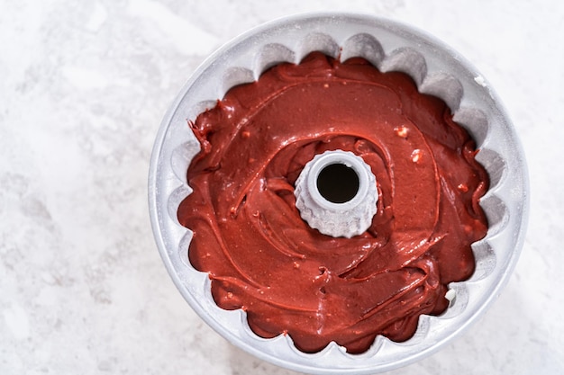 Massa de bolo de veludo vermelho em uma forma de bolo bundt.