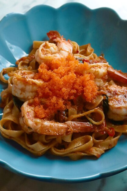 Foto massa de camarão frito picante em cima com mentaiko