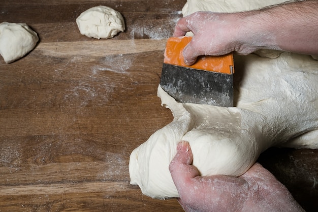 Massa de corte do chef. Dumpling halusky ou preparação de pão. Processo de cozimento