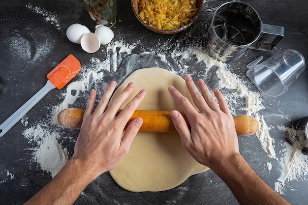 Massa de fazer pizza caseira, pierogi. massa de preparação para cozinhar