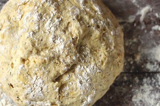 Massa de fermento caseira fresca, azeitonas e especiarias para fazer focaccia com ervas italianas. Cozinhando em casa. Pão italiano tradicional.