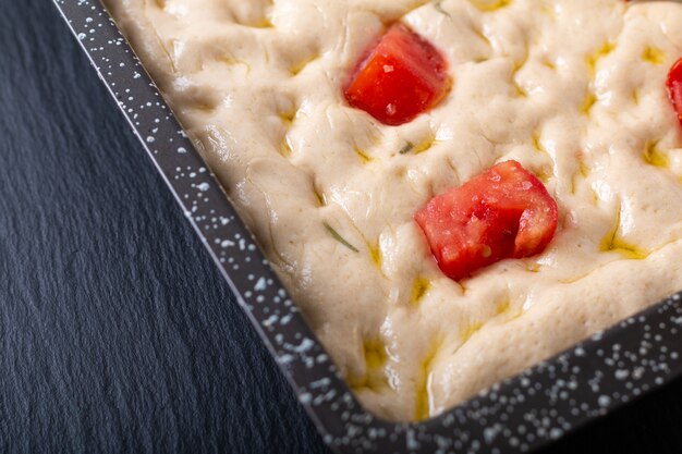 Massa de focaccia orgânico caseiro conceito comida na panela de ferro com espaço de cópia