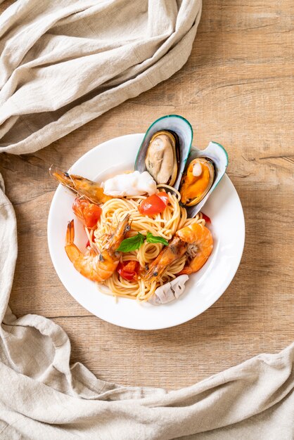 Massa de frutos do mar Espaguete com amêijoas, camarão, squis, mexilhão e tomate
