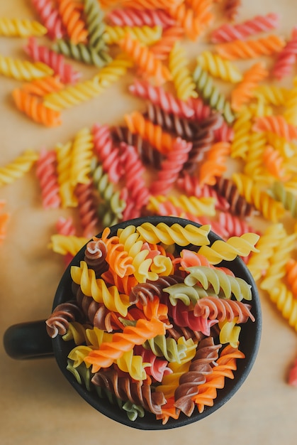 Foto massa de fusilli italiano colorido