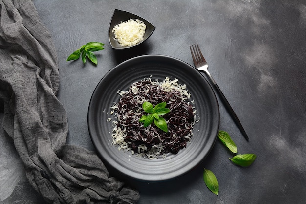 Massa de lula com parmesão, folhas de manjericão, tomate cereja