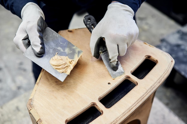 Massa de madeira Trabalhador manual que embala produtos de madeira na fabricação de carpintaria Fechar o processo de trabalho