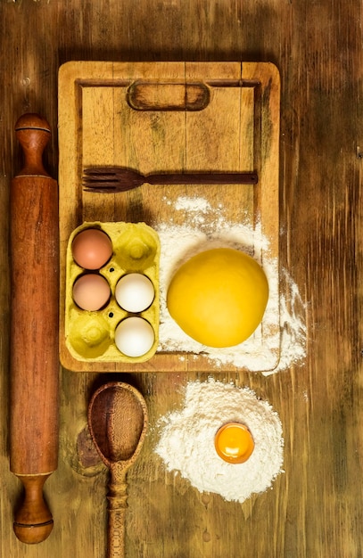 Foto massa de ovo para macarrão com ingredientes em cima da mesa