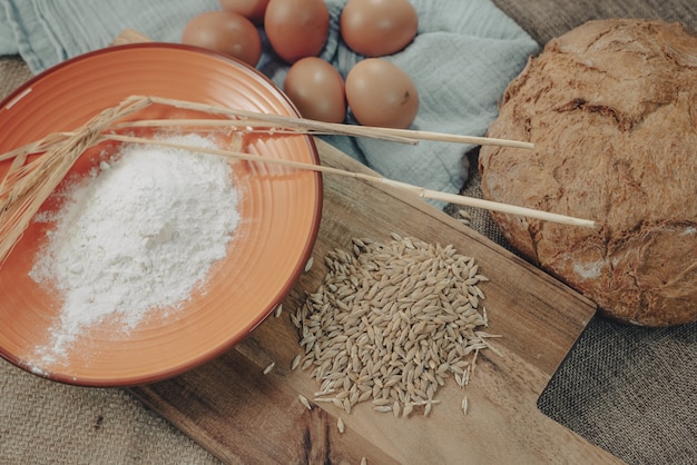 Massa de pão com ovos e ingredientes para fazer pão rústico tradicional