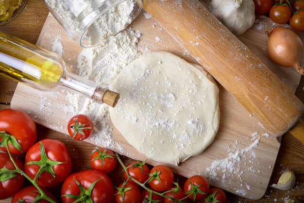 Massa de pizza caseira com cebola e tomate fresco