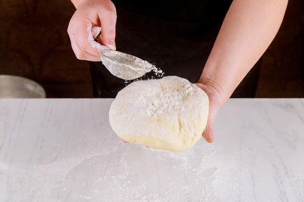 Foto massa de pizza crua nas mãos da pessoa