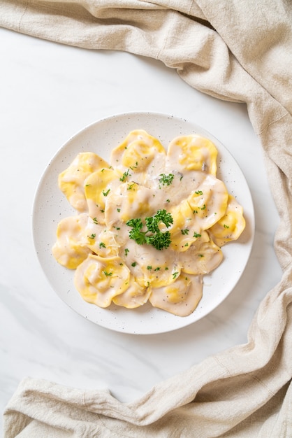 Massa de ravióli com molho de creme de cogumelos e queijo - comida italiana