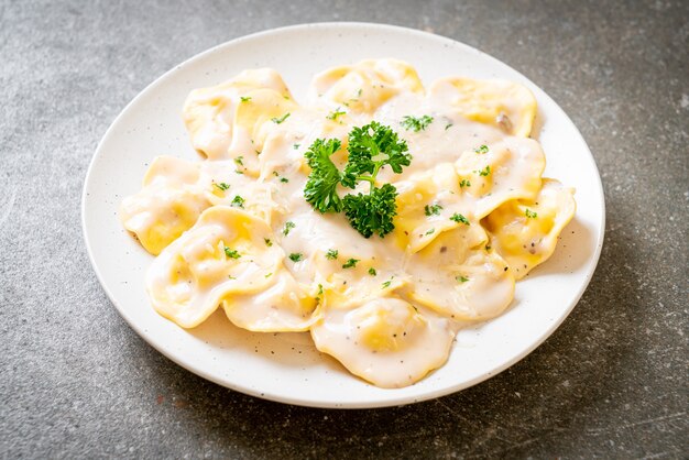 Massa de ravióli com molho de creme de cogumelos e queijo - comida italiana