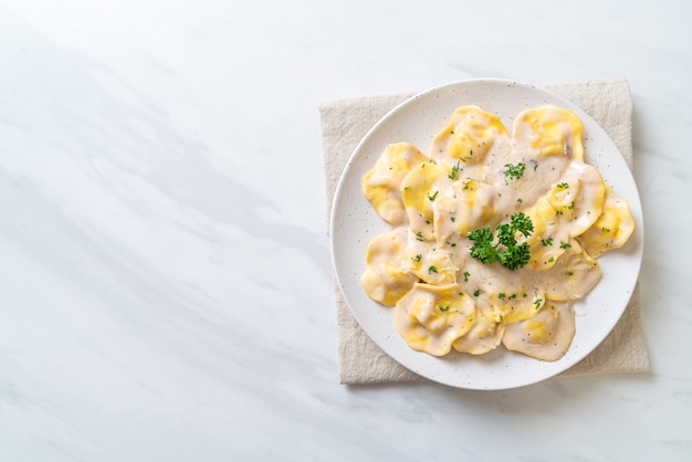 Massa de ravióli com molho de creme de cogumelos e queijo