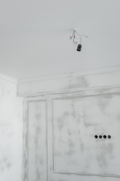 Massa de reparação de paredes no apartamento