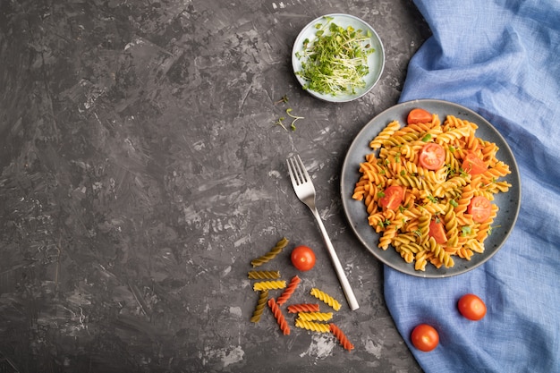 Massa de sêmola de tortiglioni com brotos de tomate e micro-verde