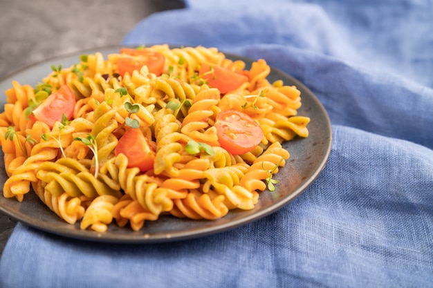 Massa de sêmola de tortiglioni com brotos de tomate e micro-verde