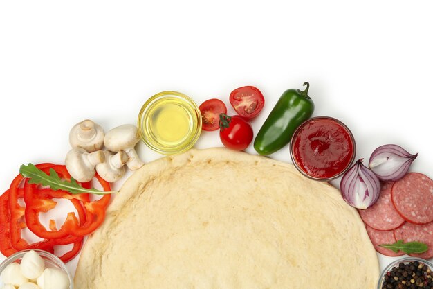 Massa e ingredientes para cozinhar pizza isolado no branco