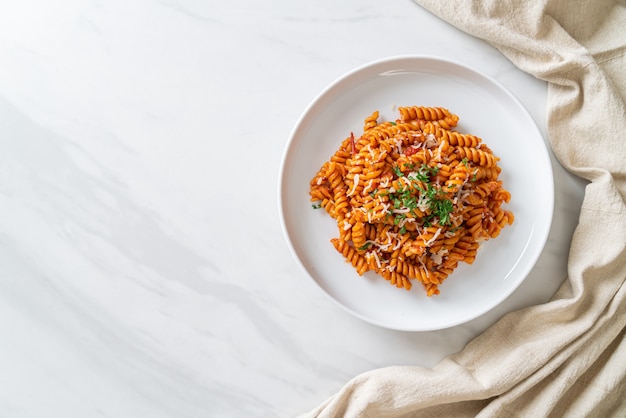 Massa espirali com molho de tomate e salsicha