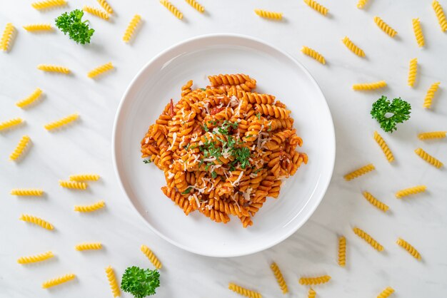 Foto massa espirali com molho de tomate e salsicha