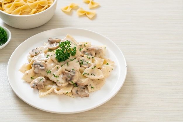 massa farfalle com molho de creme branco de cogumelos - estilo de comida italiana