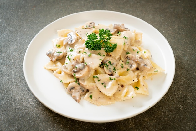 Massa Farfalle com molho de creme branco de cogumelos