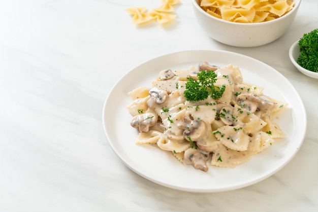 Massa Farfalle com molho de creme branco de cogumelos