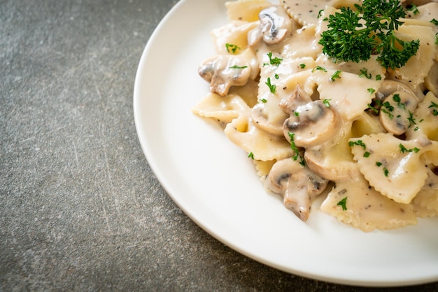 Massa Farfalle com molho de creme branco de cogumelos